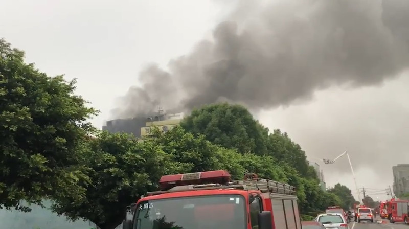 桃園市平鎮區敬鵬工業工廠大火延燒超過9小時，至今仍未撲滅。   