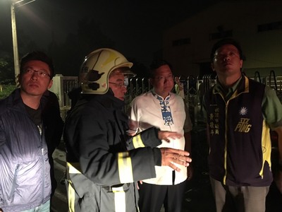 敬鵬工業工廠28日深夜發生大火，桃園市長鄭文燦（右2）也趕抵現場，指揮要求儘速滅火，並全力搜救失聯人員。   圖/中央社
