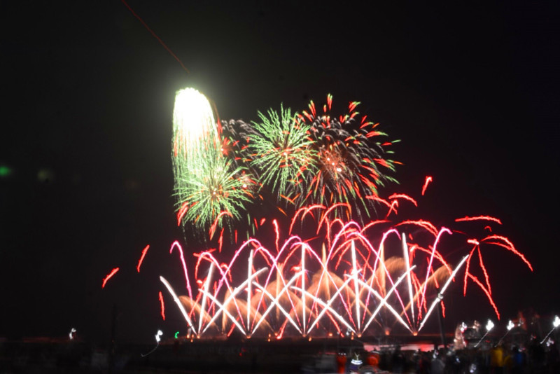 昨(28)晚璀璨煙火在夜空綻放，湧入3000多名遊客，整個吉貝島上熱鬧不已。   圖：澎湖縣政府／提供