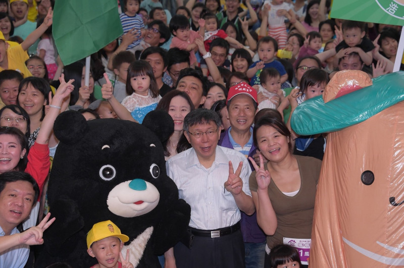 台北市長柯文哲今日參加獺撻盃親子運動會，與新版熊讚一起。   圖：台北市政府 / 提供