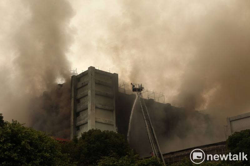 桃園敬鵬大火，3、4樓的廠房至29日下午仍然持續悶燒並冒出熊熊的濃煙飄向天際。   圖: 林昀真/攝