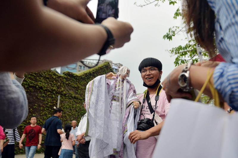 霹靂布袋戲29日在台北舉辦「蓮華誕．30還真」慶典活動，邀請粉絲一同慶祝主角素還真出道30週年，有戲迷還特別帶著素還真戲偶出席。   圖：中央社