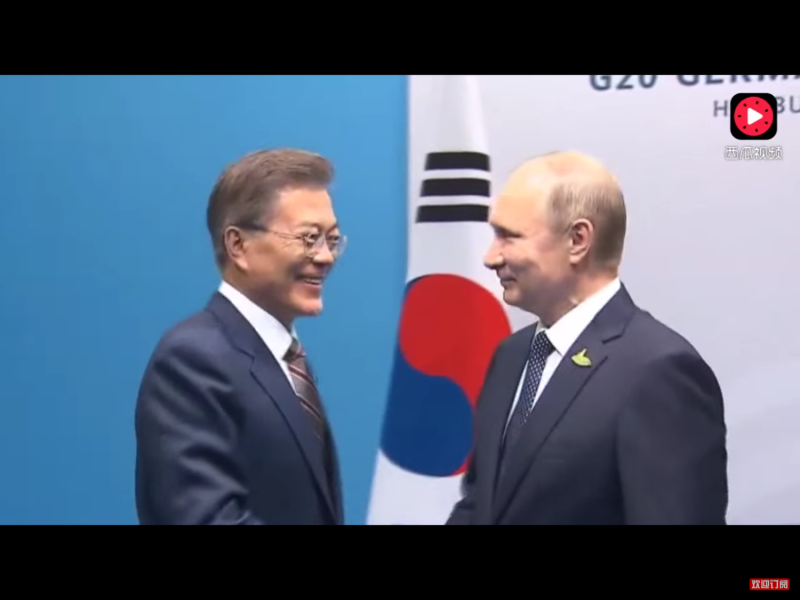 蒲亭（右）在電話中，讚揚文在寅（左）南北韓峰會的成果，表示這將為朝鮮半島建立永久和平奠定堅實的基礎（資料照片）。   圖：翻攝自Youtube