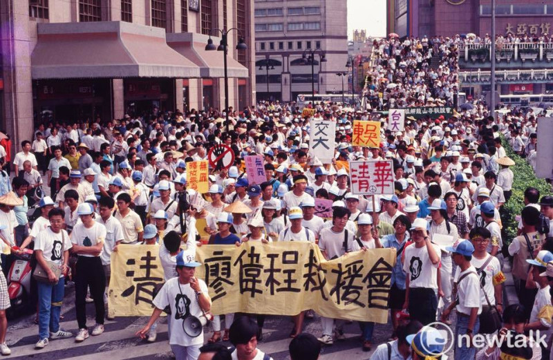 1991年5月20日清大「廖偉程後援會」以占領台北火車站五天四夜的方式向國民黨抗爭大遊行。   圖：邱萬興／攝