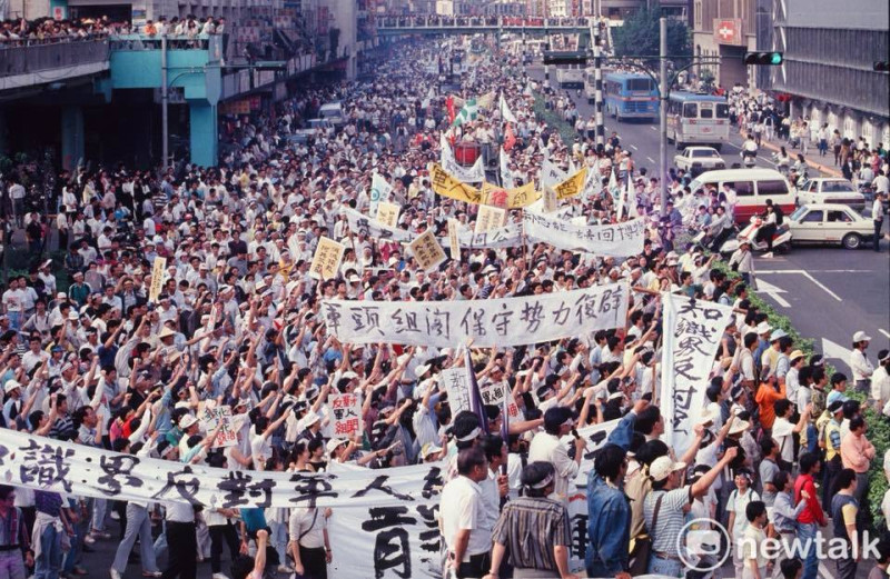 1991年5月20日清大「廖偉程後援會」以占領台北火車站五天四夜的方式向國民黨抗爭大遊行，學生們在台北市中華路上向郝柏村大聲抗議！   圖：邱萬興／攝