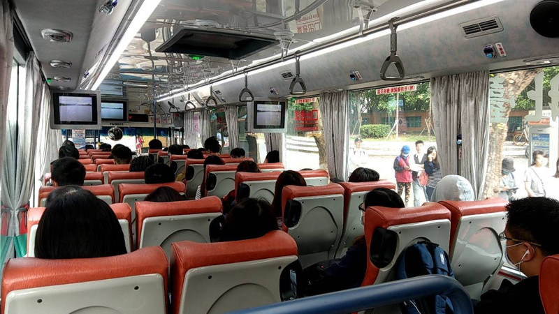 「三峽-內科」跳蛙公車今天客滿，僅65分鐘就抵達內科。    圖：台北客運/提供