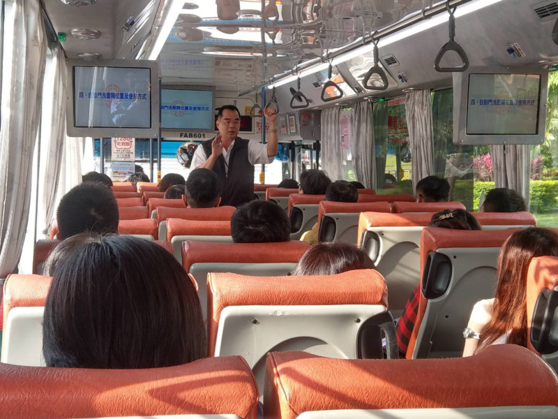 台北客運在「三峽-內科」跳蛙公車出車前，派員向車內乘客說明機動行駛路線。    圖：台北客運/提供