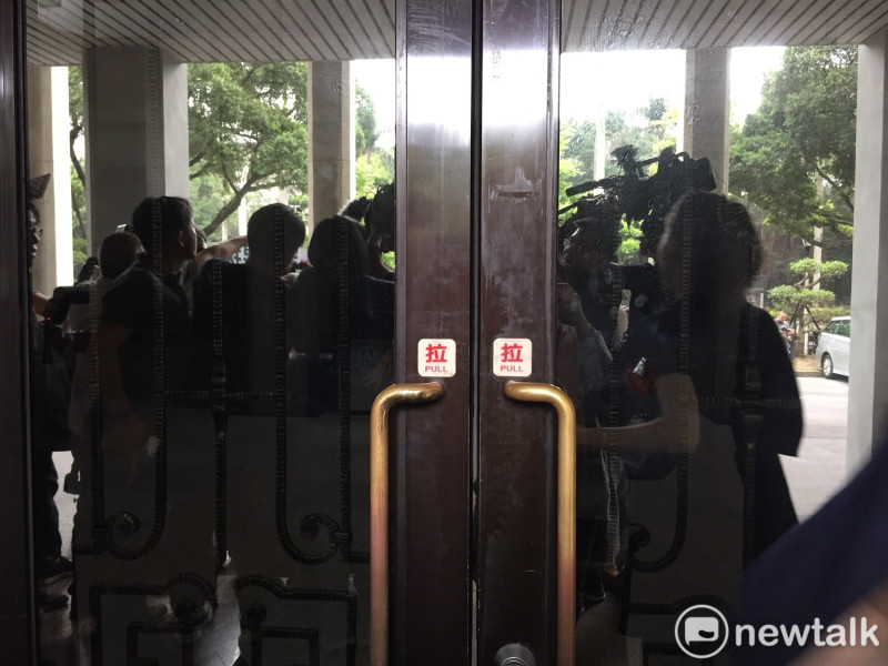 教育部見狀，警衛也趕緊反鎖大門，不讓國民黨團進入。   圖：趙婉淳／攝