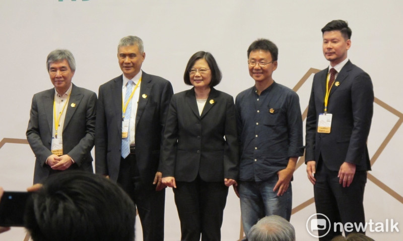 總統創新獎得主黃文章、海俊英與總統蔡英文、黃聲遠及吳庭安等人（由左至右）合照。   圖：林朝億/攝