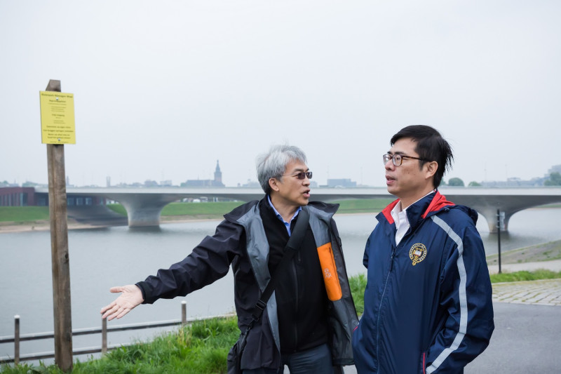  高雄大學曾梓峰教授與陳其邁說明該公園防洪治水效應。   圖 : 陳其邁辦公室/提供