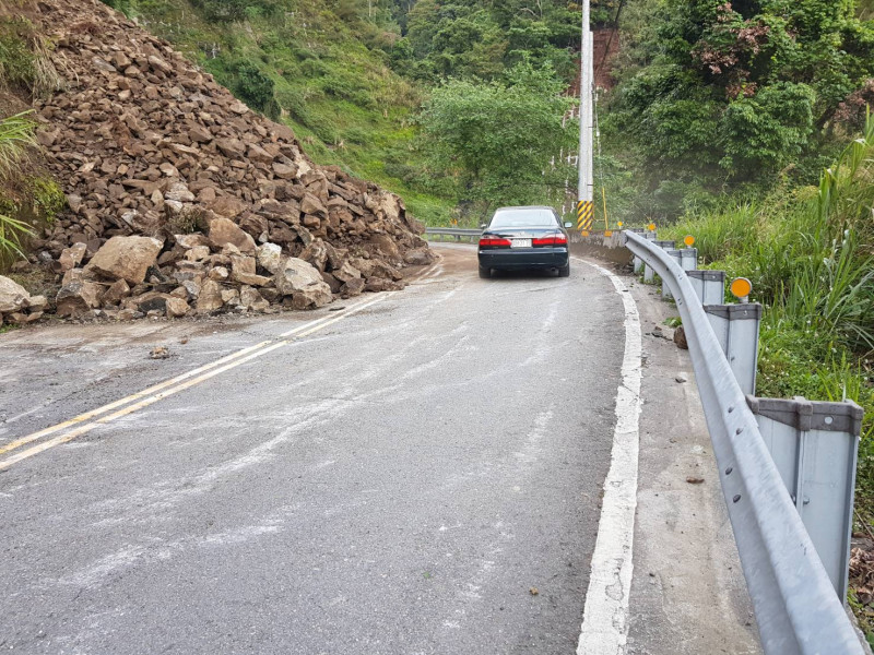 由於坍方造成道路受阻，阿里山工務段立即進行搶通作業，於今晨6時恢復單線通車雙向管制。   圖：阿里山工務段／提供