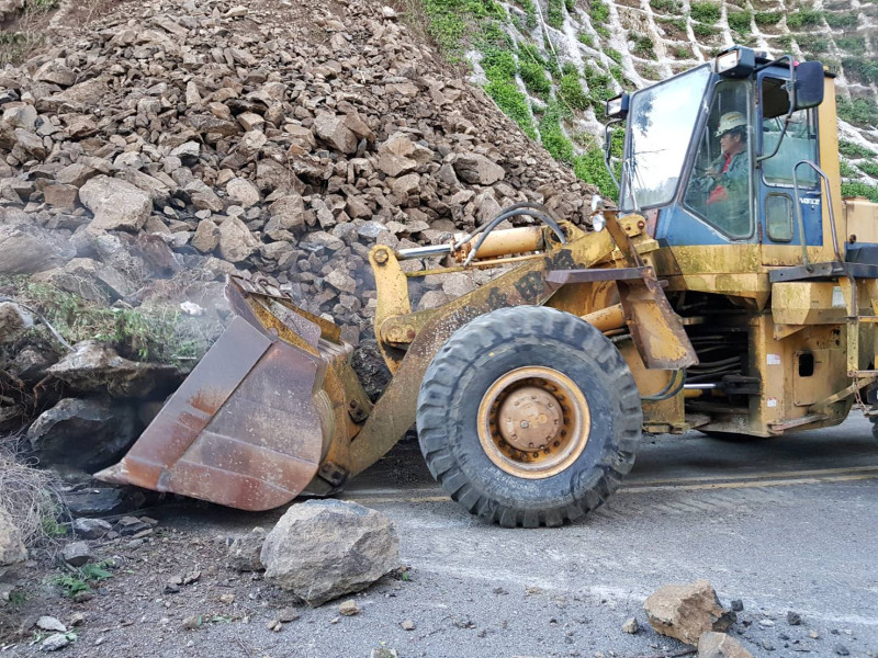 阿里山工務段人員持續清理路面巨石。   圖：阿里山工務段／提供