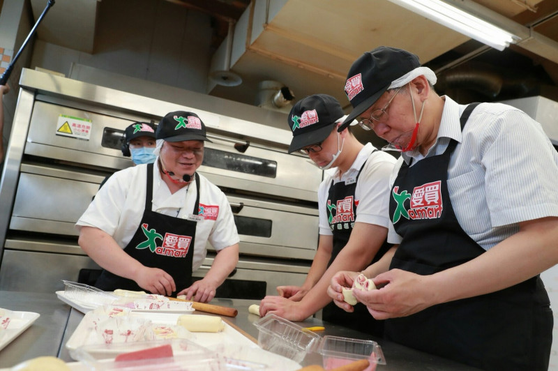 台北市長柯文哲與學生一同製作麵包。   圖：台北市政府/提供