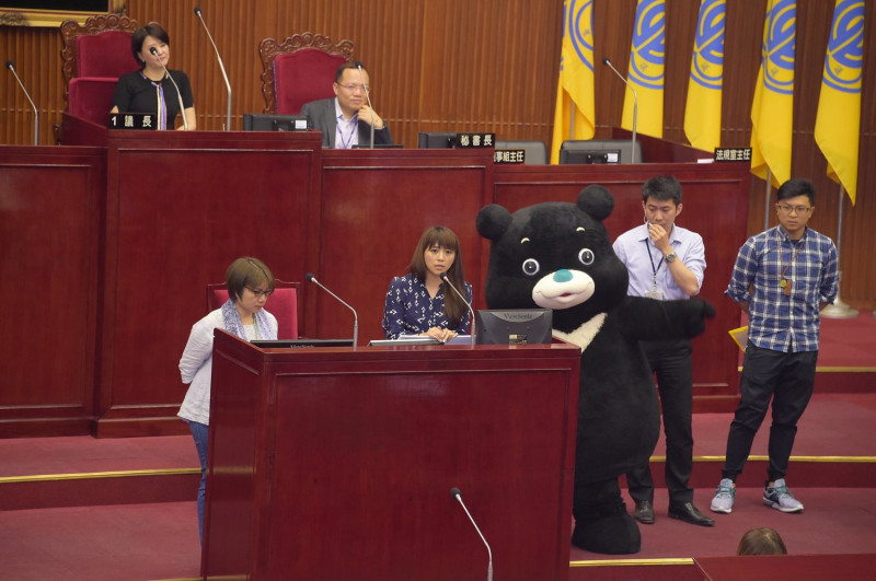 海洋熊讚日前至議會接受議會「質詢」。   圖：翻攝熊讚Bravo臉書