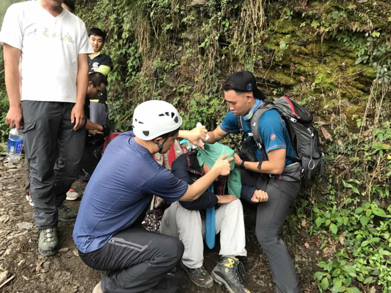 救援人員在山坡上發現受傷的登山客。   圖 : 屏東縣消防隊/提供