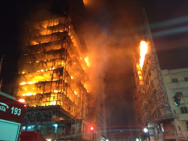 巴西一棟24層樓高的大樓起火，火勢驚人。   圖 : 達致影像/美聯社