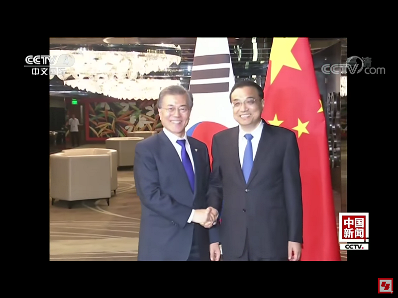 第7屆日中韓高峰會將於9日在東京舉行，會議由日本首相安倍晉三主持，李克強（右）與文在寅（左）預定出席。
   圖：翻攝自Youtube