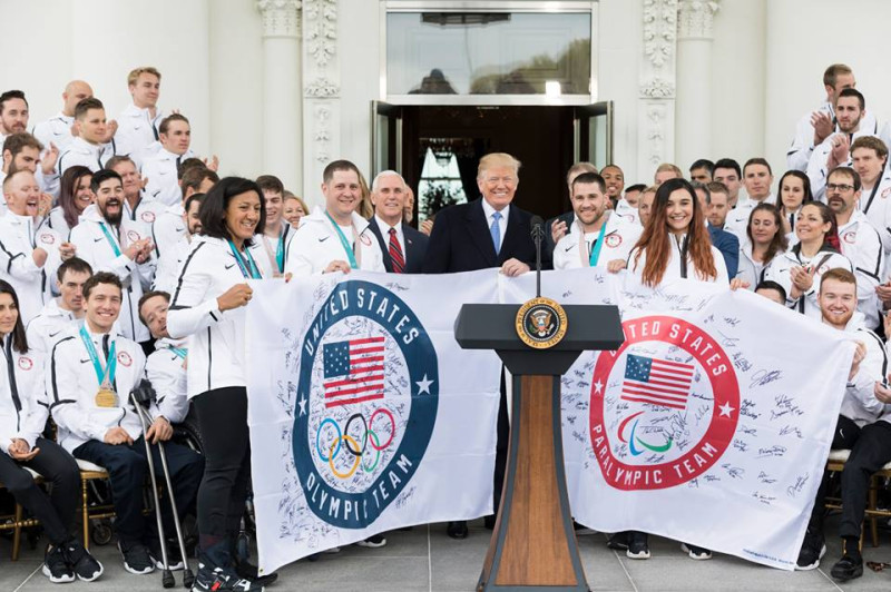 美國總統川普（中）被支持者拱領諾貝爾和平獎，近來春風滿面。圖為他接見美國殘障奧運代表隊。   圖：翻攝白宮臉書/Andrea Hanks