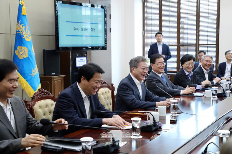 韓國總統文在寅（左三）在兩韓世紀會談後，在內閣會議上感謝川普。   圖：翻攝文在寅臉書