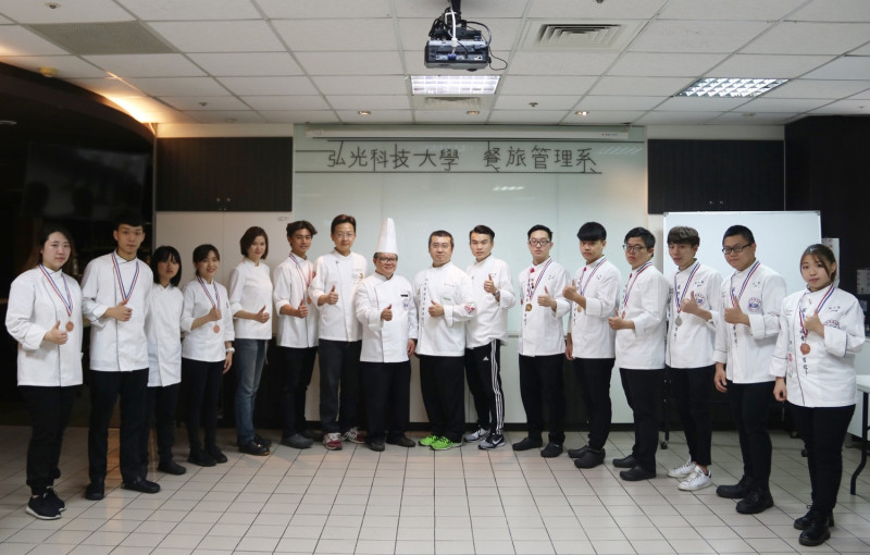 弘光學生參加新加坡FHA廚藝賽奪2金1銀7銅。   弘光科大/提供