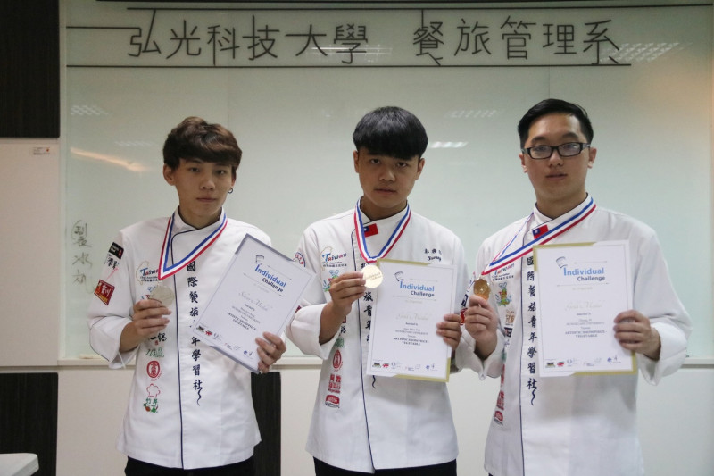 弘光餐旅系學生張弼(右起)、郭典昀、許晏榕參加新加坡FHA賽在蔬果雕刻獲2金1銀。   弘光科大/提供