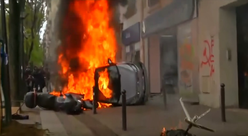 一場嗆法國總統馬克宏（Emmanuel Macron）公共部門改革計畫的遊行在巴黎市中心變調成為暴動。工會領導的勞工權益大遊行吸引2萬到5.5萬人參與，過程平和，但場邊卻出現亂象，「每日快報」（Daily Express）的照片可看到，一群蒙面黑衣人開始放火焚燒麥當勞和汽車代理商內的汽車。   圖：翻攝自YOUTUBE