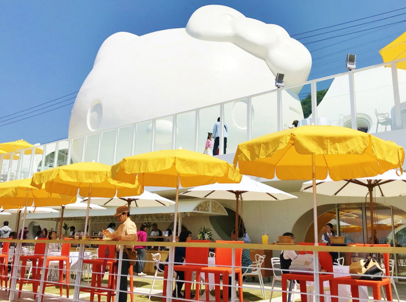 日本兵庫縣淡路島「HELLO KITTY SMILE」餐廳開幕，高達11公尺，相當吸睛。   圖：翻攝HELLO KITTY SMILE推特