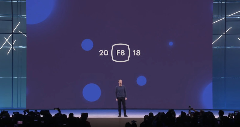 2018 臉書開發者大會 F8 於今(2)日正式展開，執行長馬克祖克柏於舞台上發布多項臉書新政策。   圖：翻攝自Facebook開發者大會