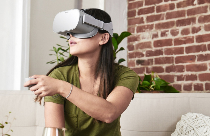 低價位 VR 頭戴式裝置 Oculus Go，今日在臉書開發者大會上正式亮相。   圖：翻攝自Oculus