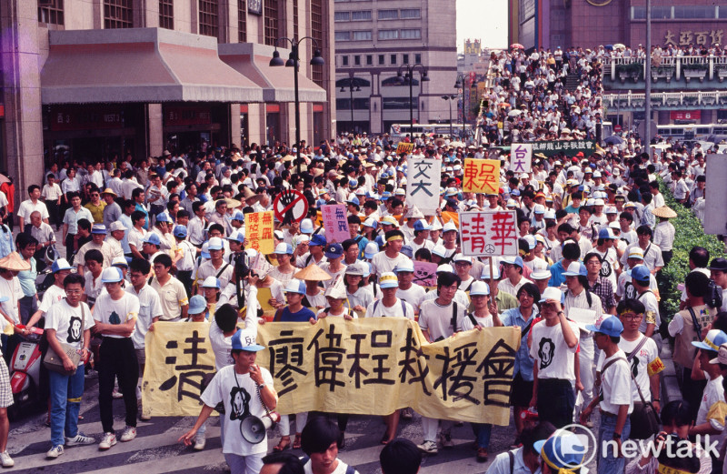 1991年5月20日，知識界、社運界與民進黨發動「520反政治迫害大遊行」，要求「軍、警、特」退出校園。   圖：邱萬興／攝（取自臉書）