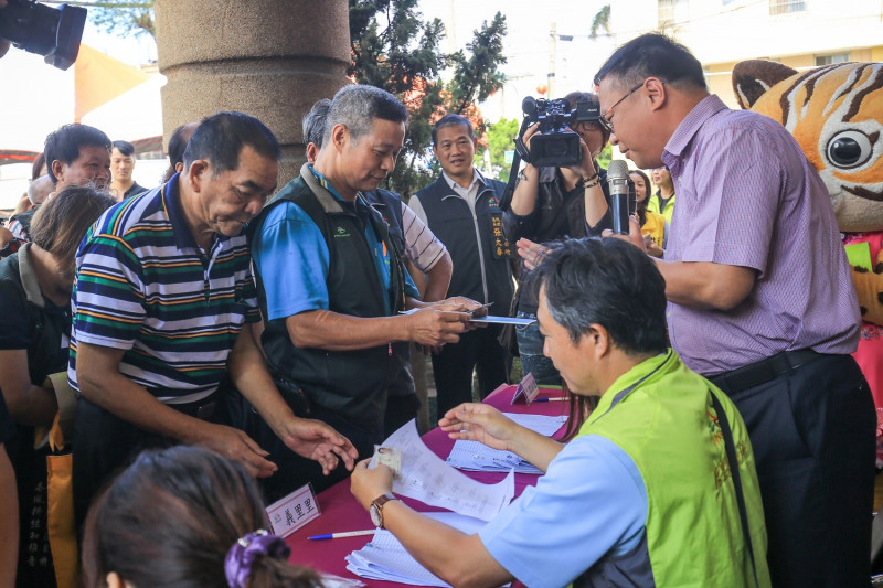 后里居民排隊領取花博卡。   圖 : 台中市政府/提供