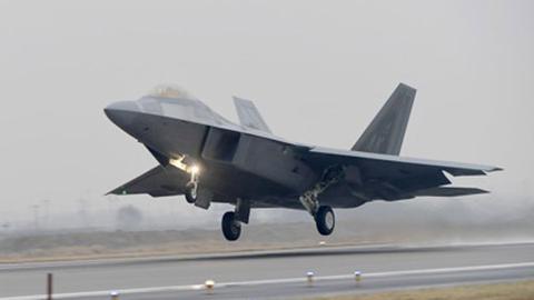 從2009年起，美韓「超級雷霆」空中聯合軍演在每年上半年舉行，但美軍派出F-22「猛禽」還是首次。   圖：翻攝自人民日報海外網