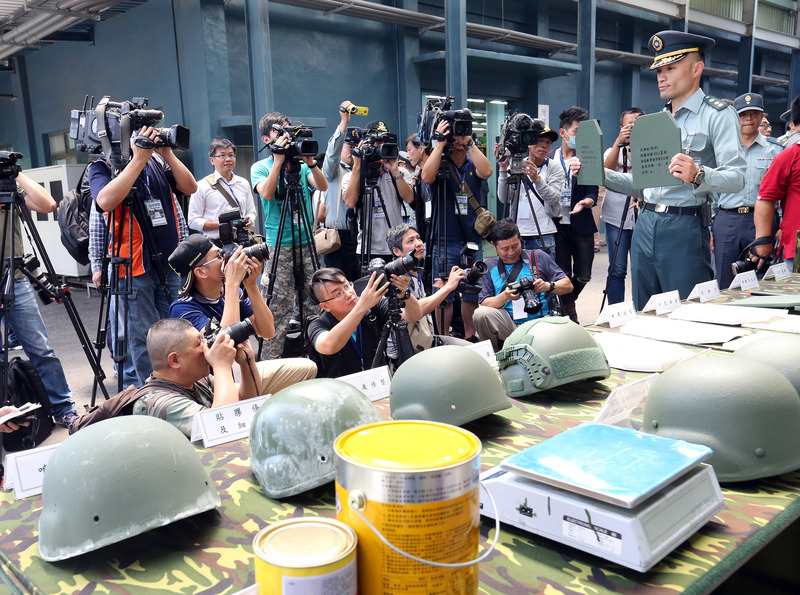 國軍近期針對新式單兵戰鬥裝備進行換裝，國防部軍備局生產製造中心第205廠大樹營區2日開放媒體採訪，說明新式頭盔性能、製程及第三公正單位安全檢測、實彈檢測等項目。   圖：中央社