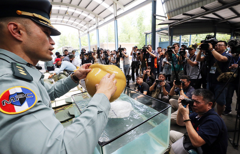 國軍近期針對新式單兵戰鬥裝備進行換裝，遭報導指稱新式頭盔壓製品質良莠不齊，國防部軍備局生產製造中心第205廠大樹營區2日開放媒體採訪，實際了解新式頭盔性能、製程及第三公正單位安全檢測說明、實彈檢測等項目。   圖：中央社