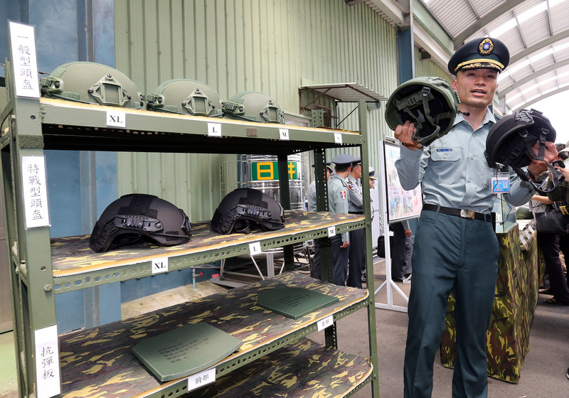 國防部研發新式頭盔，遭報導指稱新式頭盔壓製品質良莠不齊，國防部軍備局生產製造中心第205廠大樹營區2日開放媒體採訪，實際了解新式頭盔性能、製程及第三公正單位安全檢測說明、實彈檢測等項目。   圖：中央社