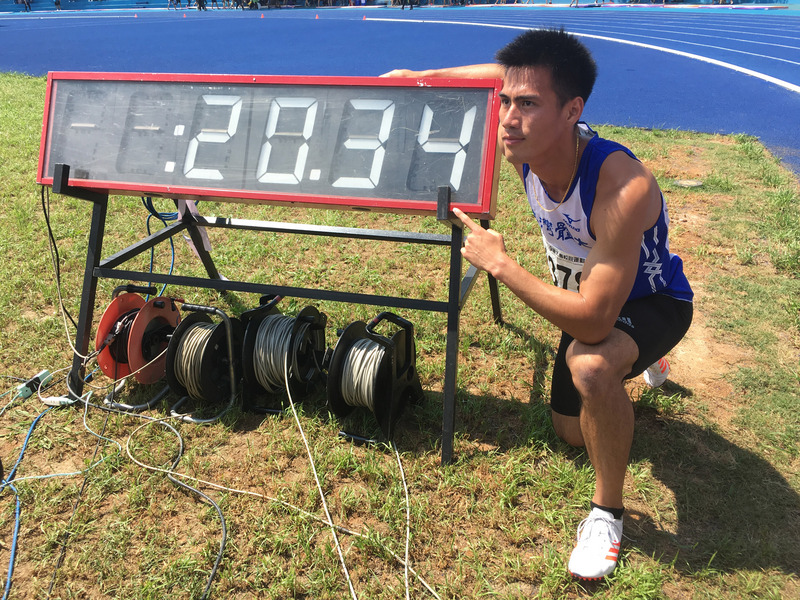 雅加達亞運國手、台灣體大短跑名將楊俊瀚，是台灣男子100、200公尺雙料全國紀錄保持人，他2日在107年全國大專校院運動會男子組200公尺決賽，飆出20秒33的成績，刷新自己締造的20秒53全國紀錄，拿下本屆大運會個人第三面金牌。   圖：中央社