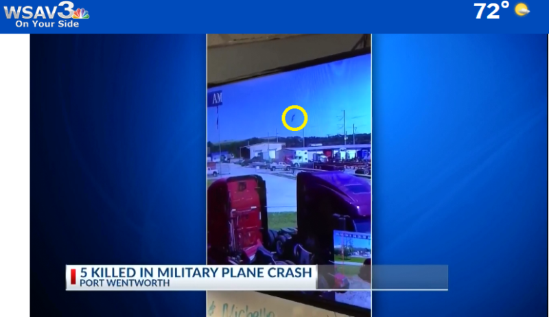 美國1架C-130大力士型運輸機2日在喬治亞州墜毀，目擊影片可以清楚看到飛機筆直向地面墜下（黃圈處）。   圖：翻攝WSAV3