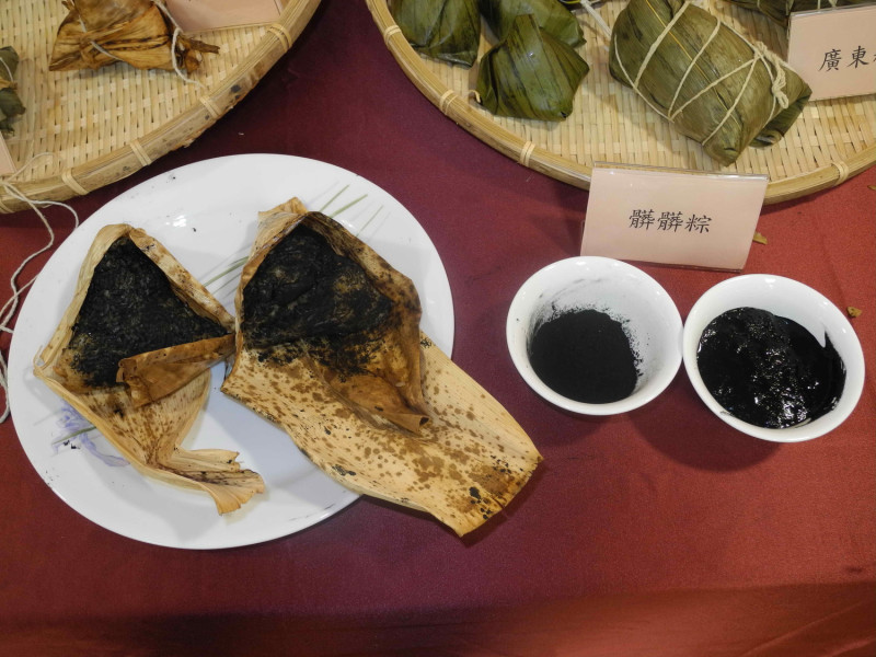 石門粽活動推出墨魚汁製成的「髒髒粽」，很有創意。    圖：王峻昌/攝