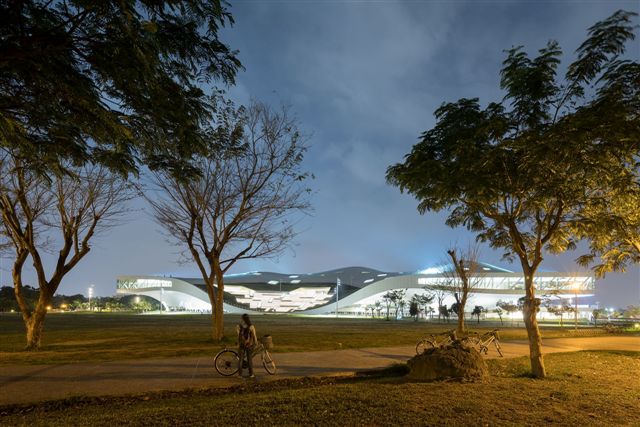遠看像一艘流線、銀白色的太空船的衛武營國家藝術中心，即將在10月啟航，將帶領南台灣的藝文航向天際。   圖：衛武營國家藝術中心/提供