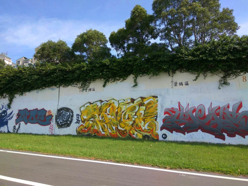 北市河濱塗鴉牆於每4個月會全數清空，讓塗鴉愛好者可以再度發揮新創意。    圖：台北市政府／提供