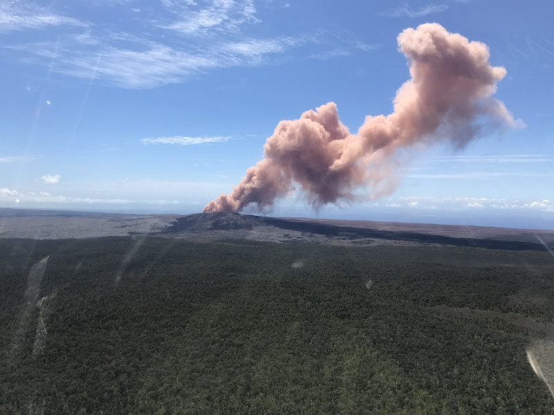 夏威夷活火山基拉韋厄火山3日上午爆發，噴出粉紅色火山灰。   圖：翻攝美國地質調查局
