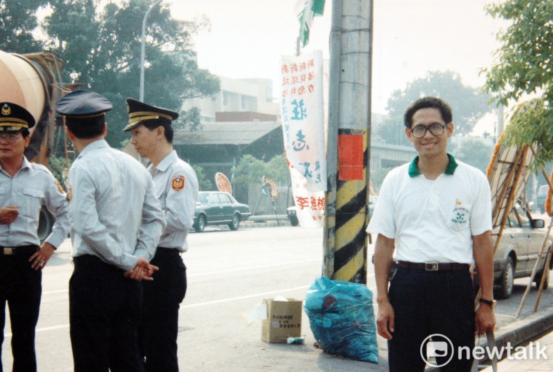 郭倍宏參加民進黨四全大會會場，戲弄臺南縣警方人員，拍下這張「我在你身邊」的照片，製作成選戰快報，耍得警方「滿面全豆花」，真是一齣活靈活現的反諷劇。   圖：林秋滿／攝