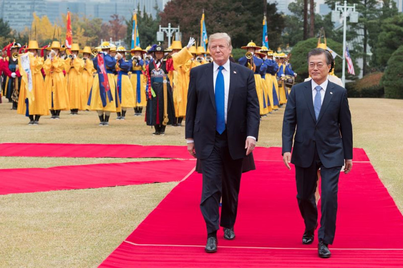 美國總統川普（前排左）去年11月與韓國總統文在寅會晤，討論朝鮮半島局勢。   圖：翻攝白宮臉書