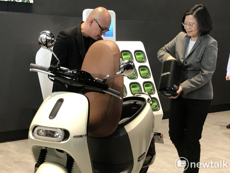 總統蔡英文參訪生產智慧雙輪Gogoro的睿能創意股份有限公司，親自操作更換電動車電池。   圖:林昀真/攝