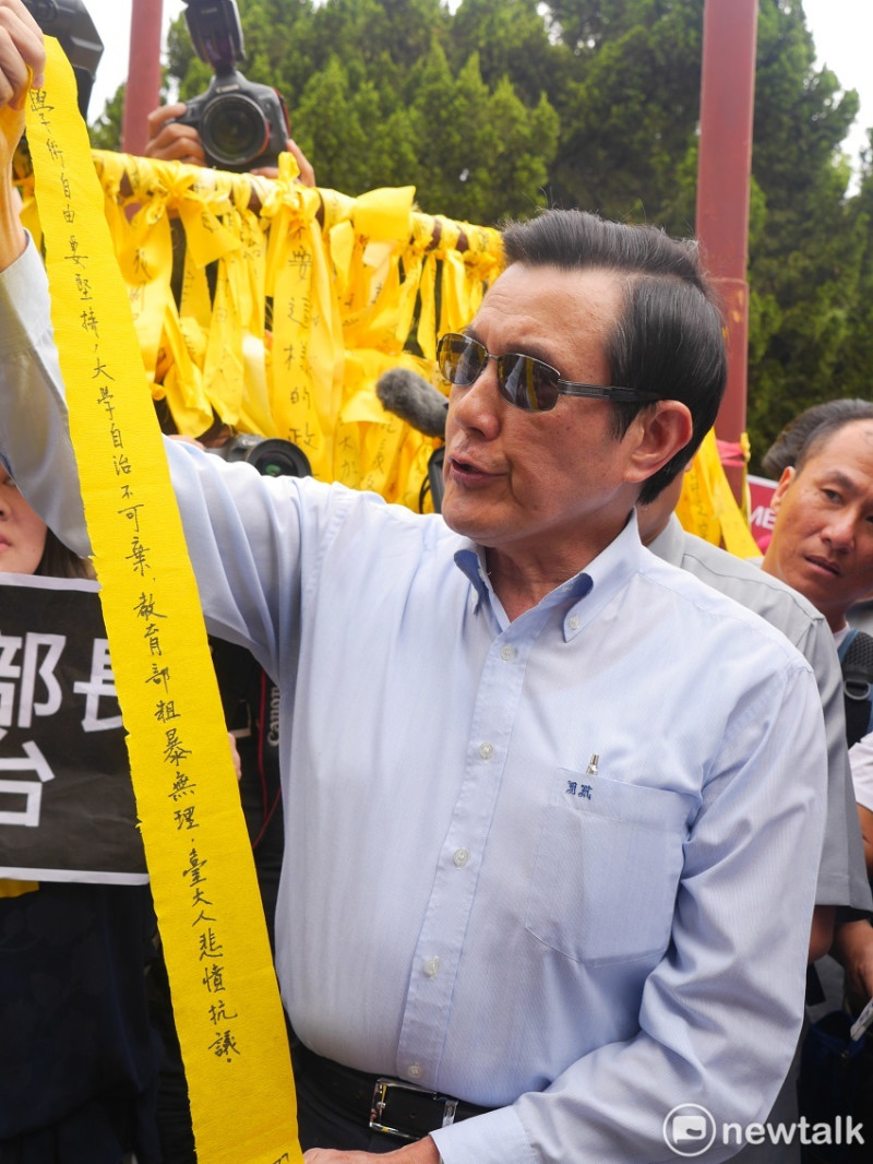 前總統馬英九寫下宣言繫上黃絲帶。   圖：趙婉淳/攝