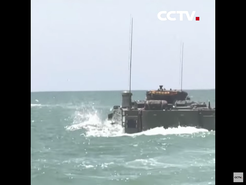 兩棲裝甲裝備海訓項目，包括海上隊形變化、海上救生訓練、搶灘登陸、海上限制路駕駛等。   圖：翻攝自Youtube