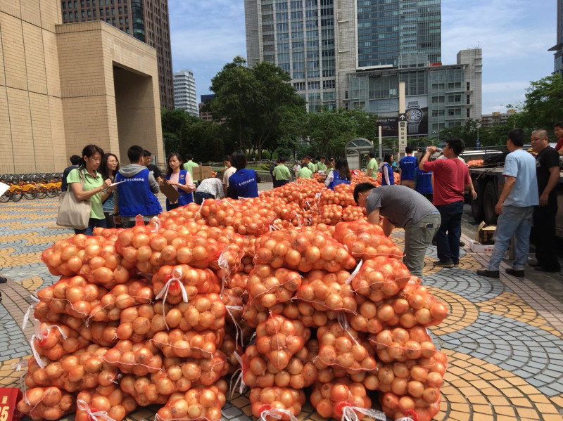 團購洋蔥堆置北市府大門外，場面壯觀。   圖：台北市市場處/提供
