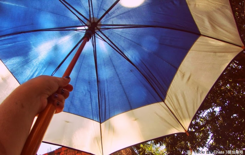 除了擦防曬也要記得撐傘、穿防曬外套來躲避紫外線攻擊。   圖：翻攝自Flickr／Thata 3開放權限