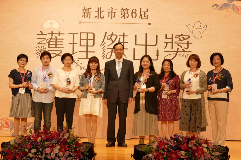 新北市長朱立倫頒獎表揚41位獲得新北市第6屆「護理傑出獎」的護理人員。   圖：王峻昌/攝