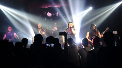 由文化部影視局贊助、典選音樂承辦的「台灣之夜」，4日晚間在馬尼拉首善之區馬卡蒂市的一家大型夜店登場，台灣「暴君樂團」在許多菲人面前演唱。   圖/中央社